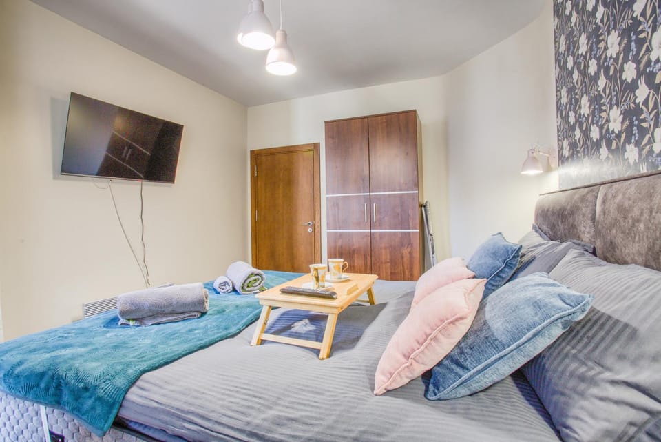 Bed, TV and multimedia, Photo of the whole room, Seating area, Bedroom, towels, wardrobe