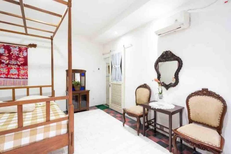 Vintage Room 1 in Joglo House By penggemarlawas House in West Java