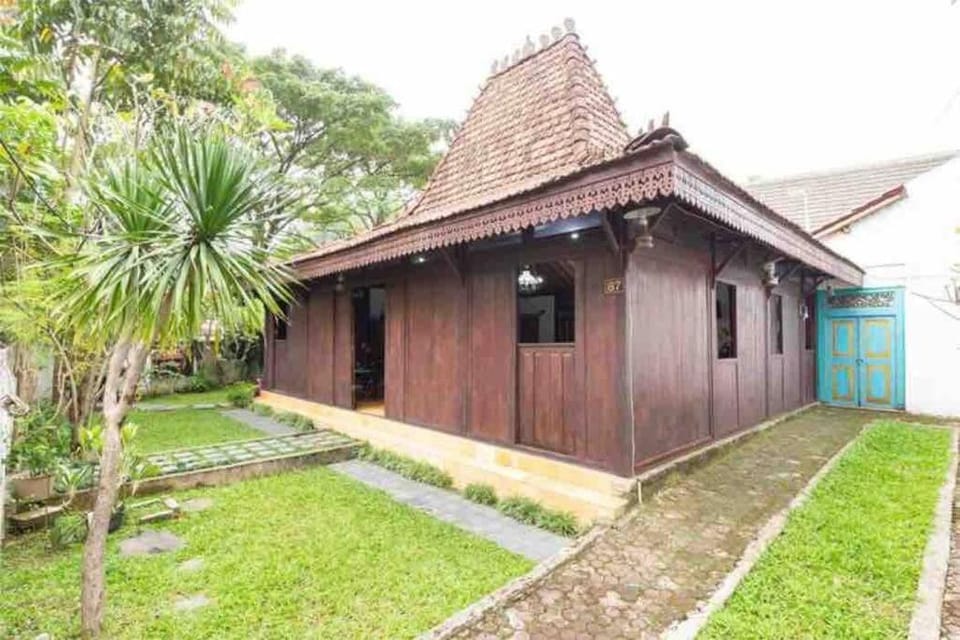 Vintage Room 1 in Joglo House By penggemarlawas House in West Java