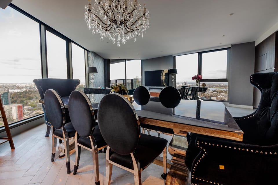 Premium Luxury Sub-Penthouse Apartment in Southbank