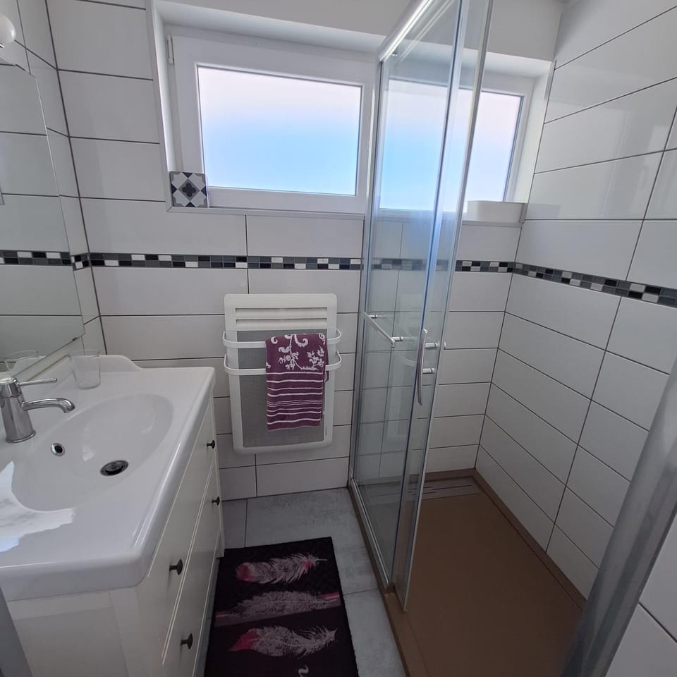 Shower, Bathroom, towels