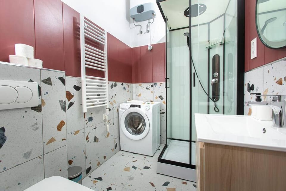 Shower, Bathroom, towels, washing machine