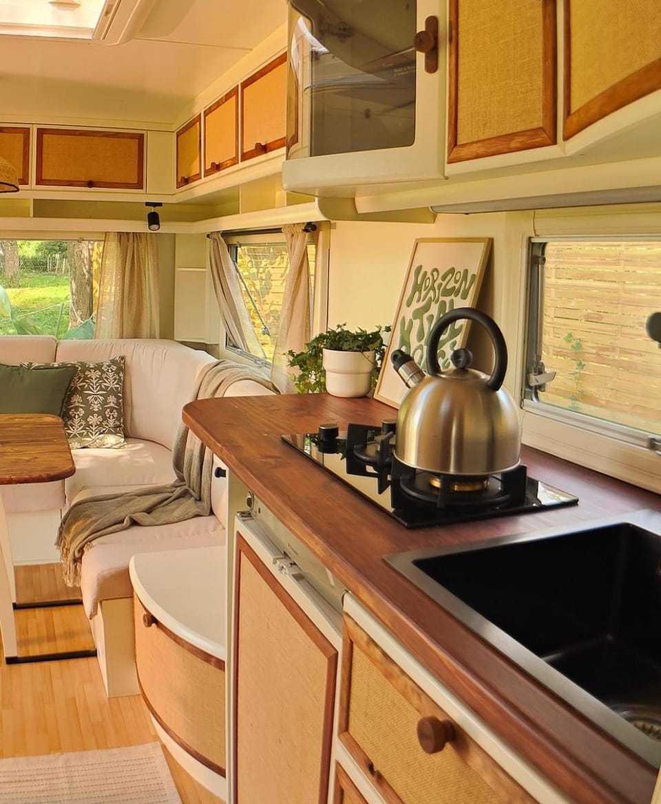 Kitchen or kitchenette, Living room, Seating area, Dining area, pet friendly, stove