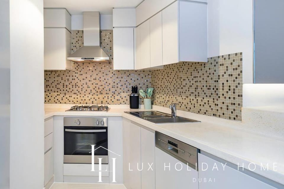 Kitchen or kitchenette, dishwasher, oven