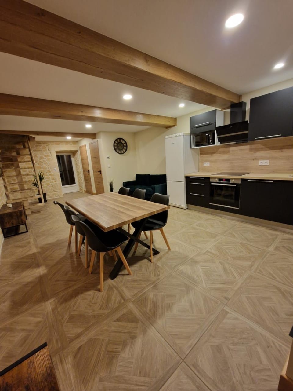 Kitchen or kitchenette, Dining area