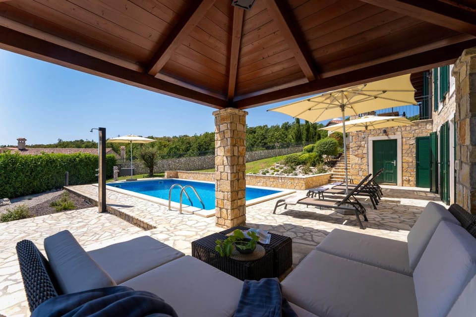 Patio, Balcony/Terrace, Swimming pool, sunbed