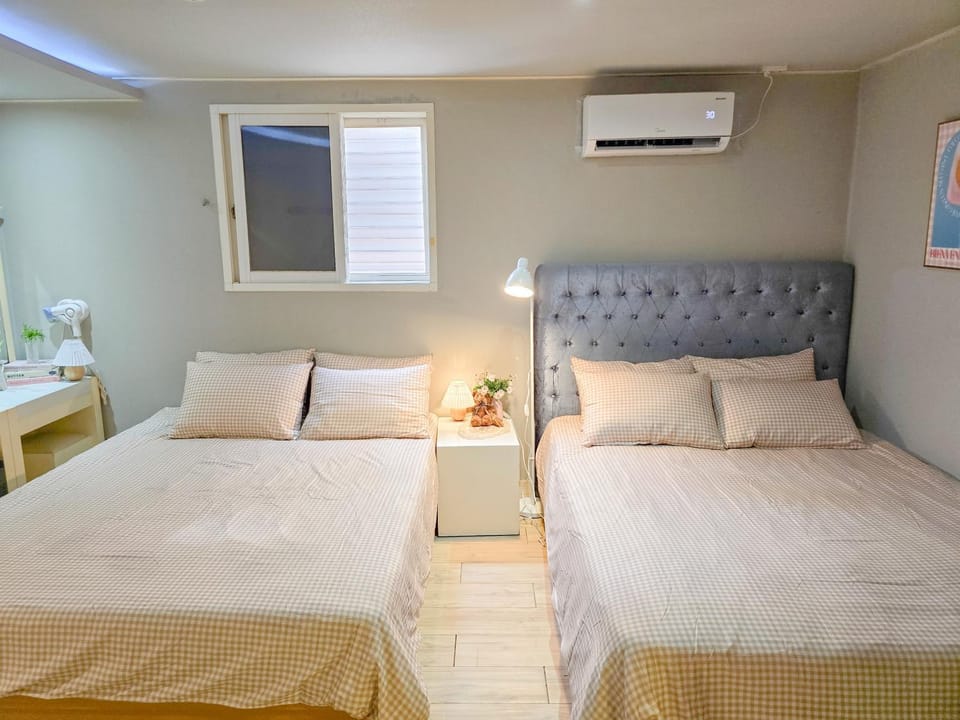 Bedroom, air conditioner