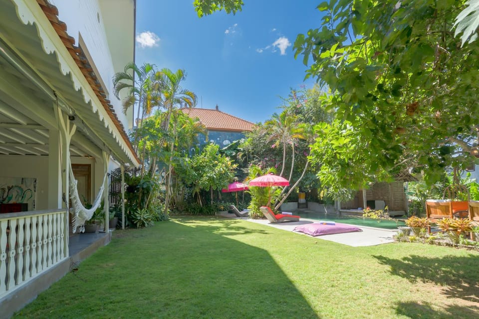 Property building, Patio, Day, Natural landscape, Garden, Garden view, Swimming pool, sunbed