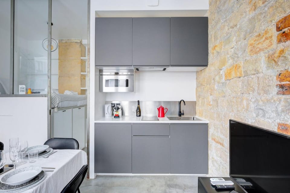 Coffee/tea facilities, Kitchen or kitchenette, stove