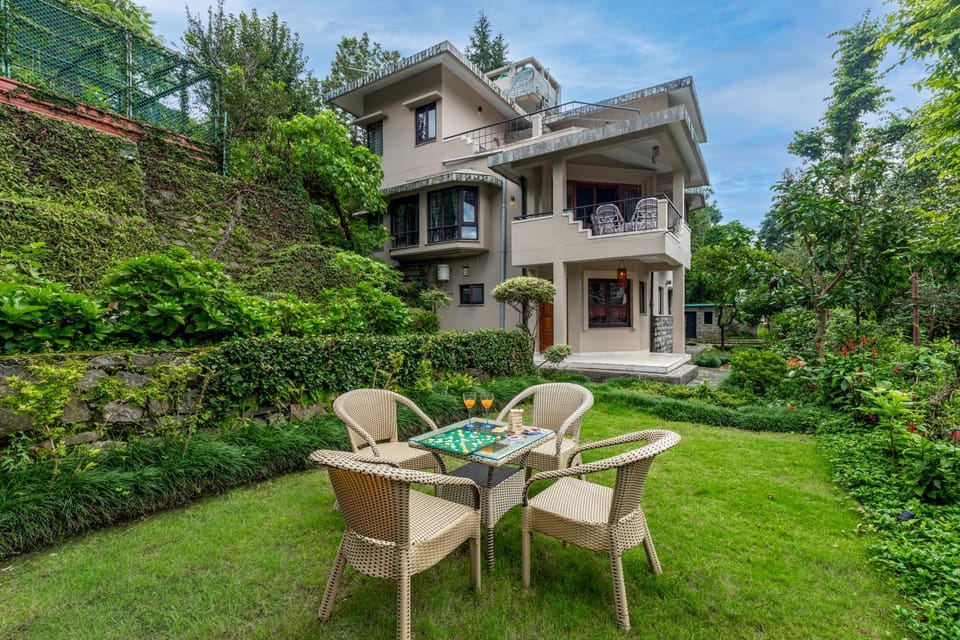 Property building, Patio, Spring, Day, Garden, Dining area, Garden view