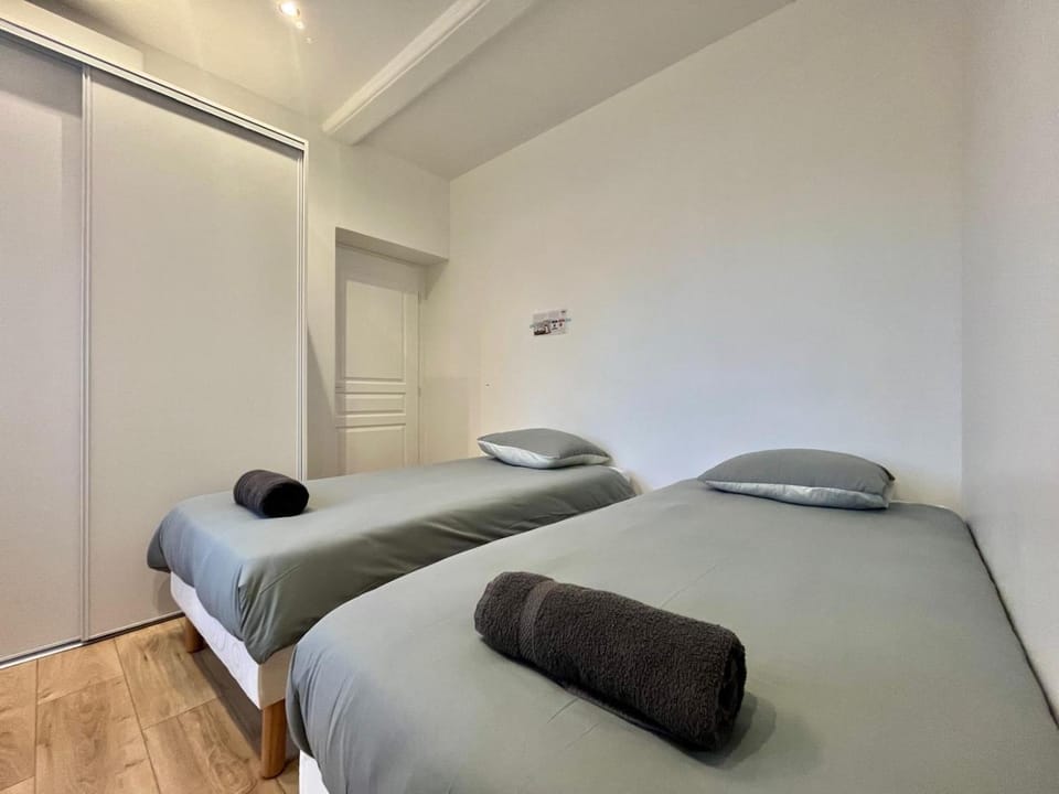 Bed, Photo of the whole room, Bedroom, towels, wardrobe
