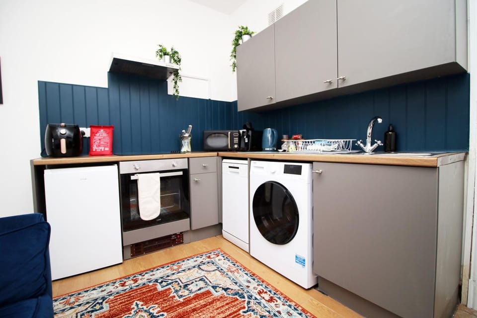 City Stay! Smart TVs in every room! Sleeps 4 & Parking Available, 2 min walk to Shops, Bars and Restaurants Apartment in Cardiff