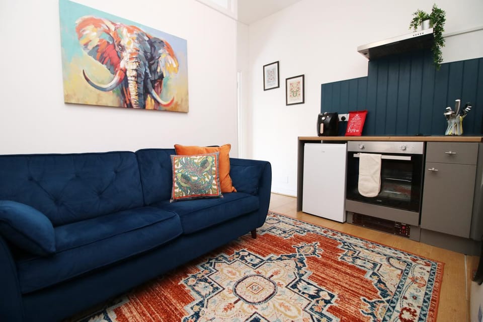 City Stay! Smart TVs in every room! Sleeps 4 & Parking Available, 2 min walk to Shops, Bars and Restaurants Apartment in Cardiff