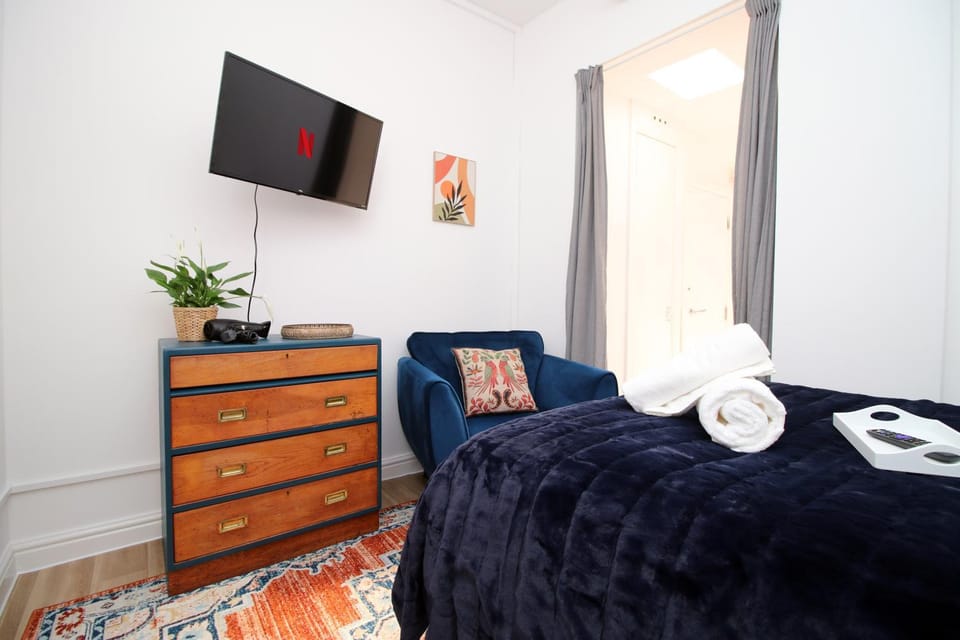 City Stay! Smart TVs in every room! Sleeps 4 & Parking Available, 2 min walk to Shops, Bars and Restaurants Apartment in Cardiff