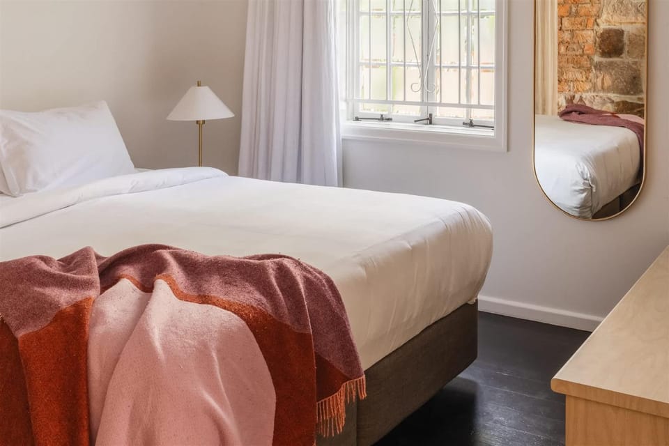Miss Midgley's - Principals Office 1 King Bed Apartment in Brisbane