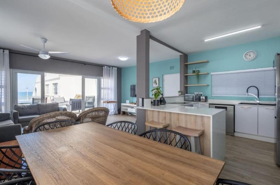 Kitchen or kitchenette, Dining area, dishwasher