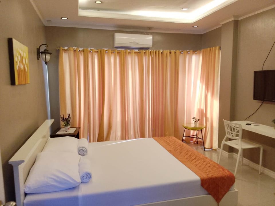 Bed, TV and multimedia, air conditioner