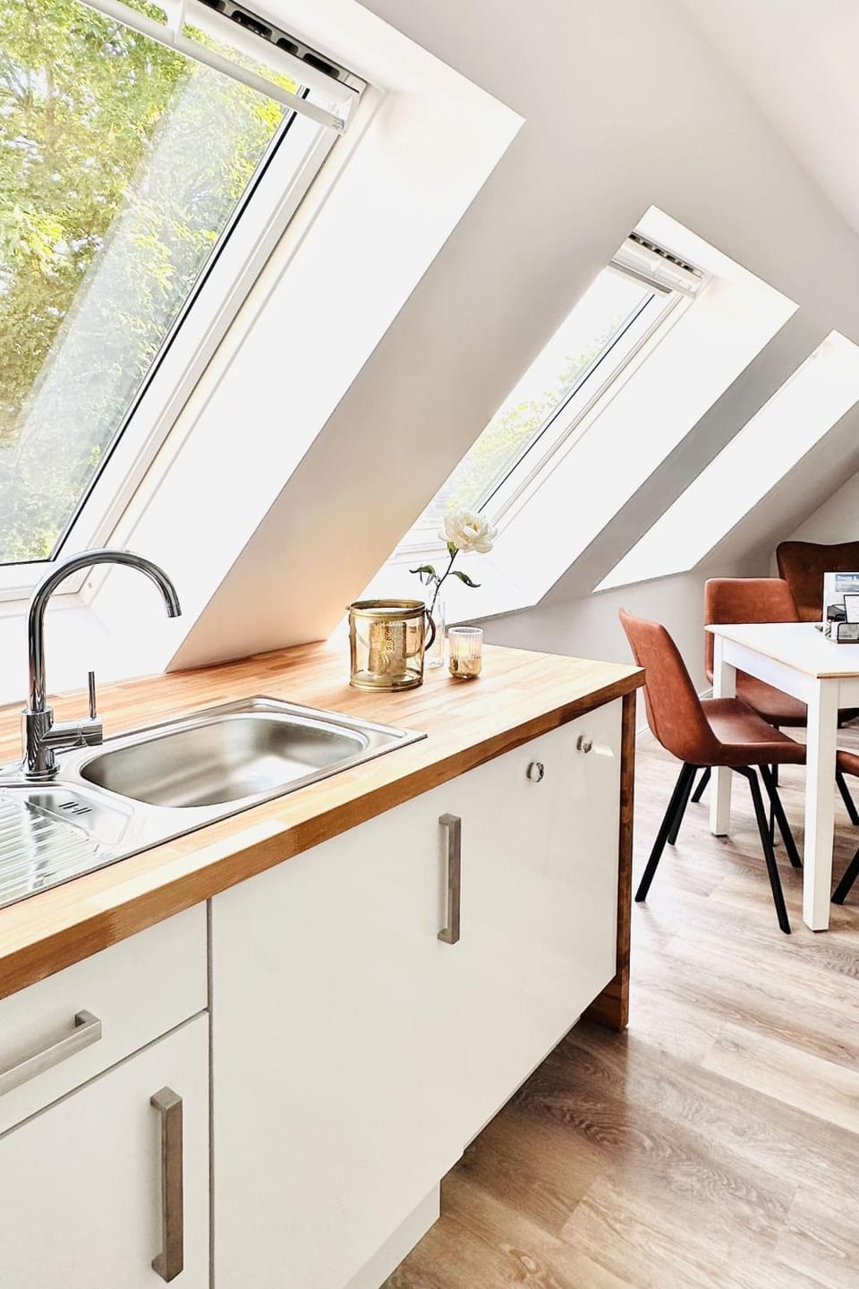 Kitchen or kitchenette, Dining area