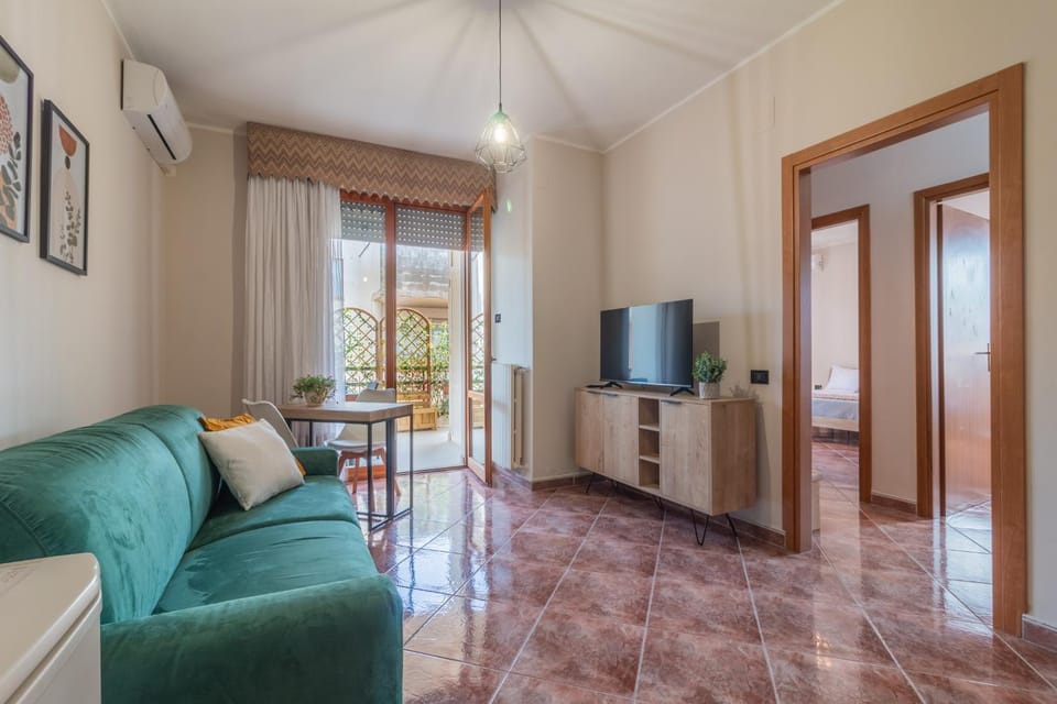 TV and multimedia, Living room, Seating area, air conditioner