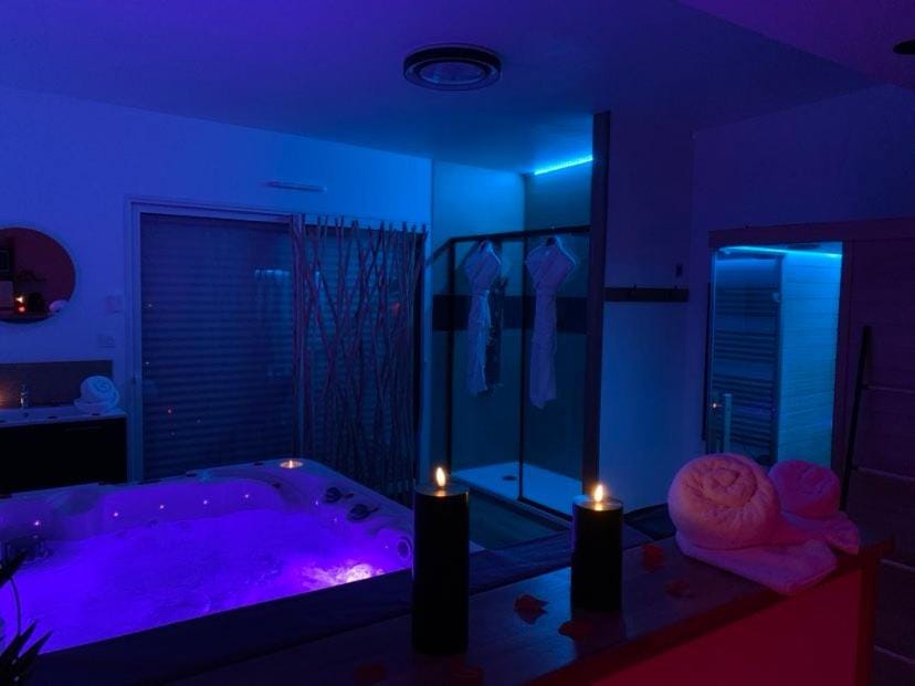 Hot Tub, Sauna