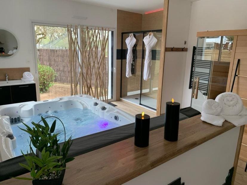 Hot Tub, Bathroom, towels