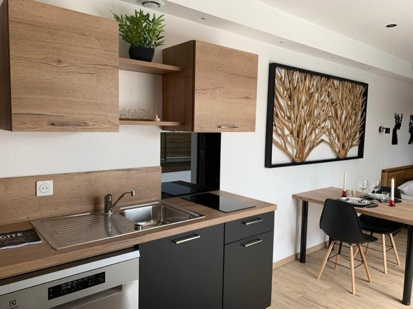 Kitchen or kitchenette, dishwasher, stove