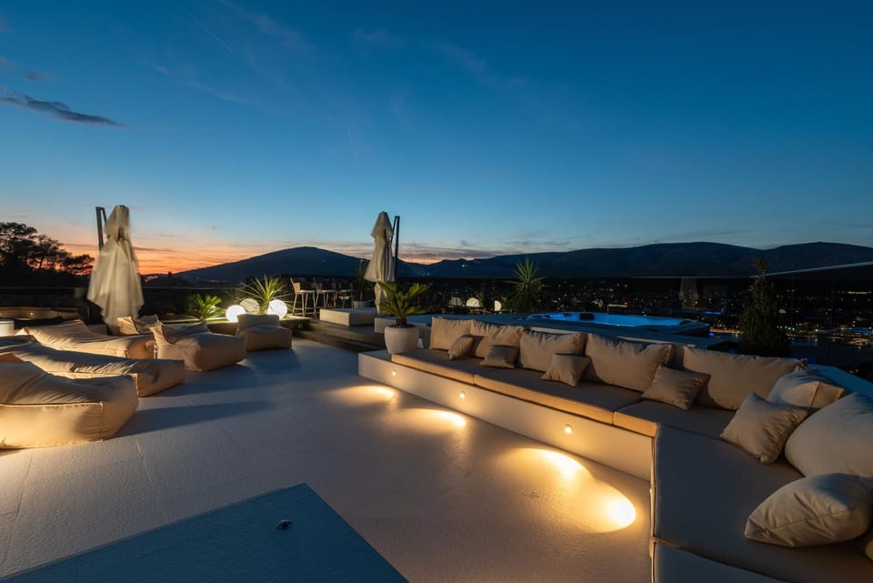 Mountain view, Pool view, Swimming pool, sunbed
