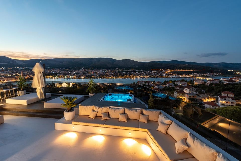 Night, Natural landscape, View (from property/room), Balcony/Terrace, City view, Swimming pool