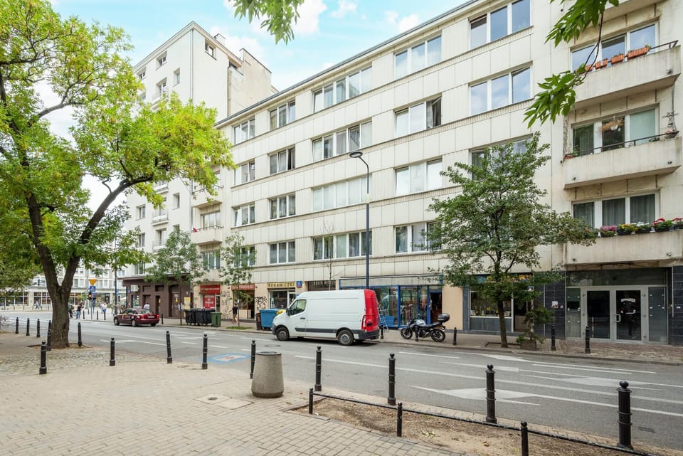 Property building, Neighbourhood, Location