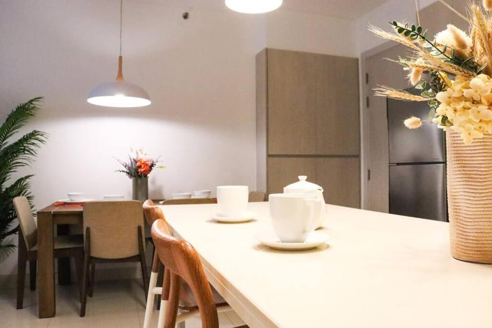 Kitchen or kitchenette, Seating area, Dining area