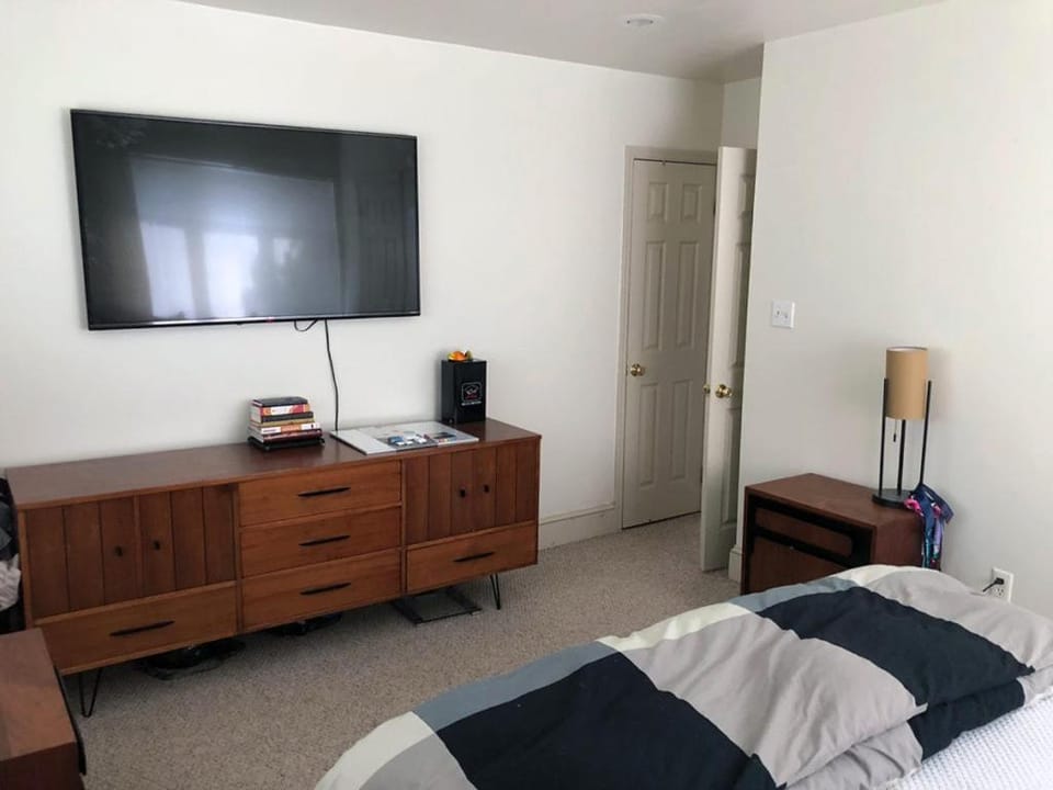 Bed, TV and multimedia, Bedroom