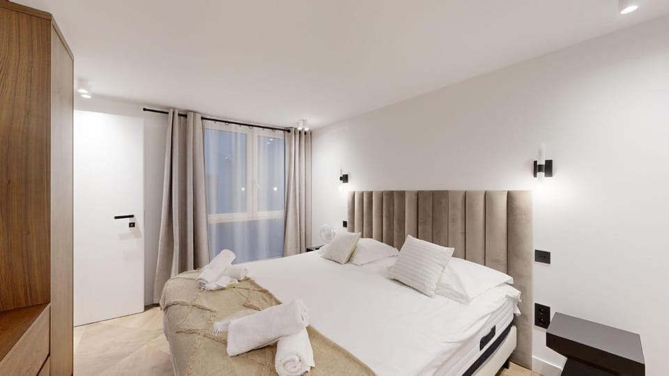 Bed, Bedroom, towels