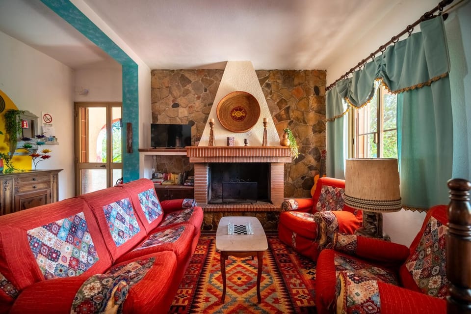 TV and multimedia, Living room, Seating area, Entertainment, air conditioner