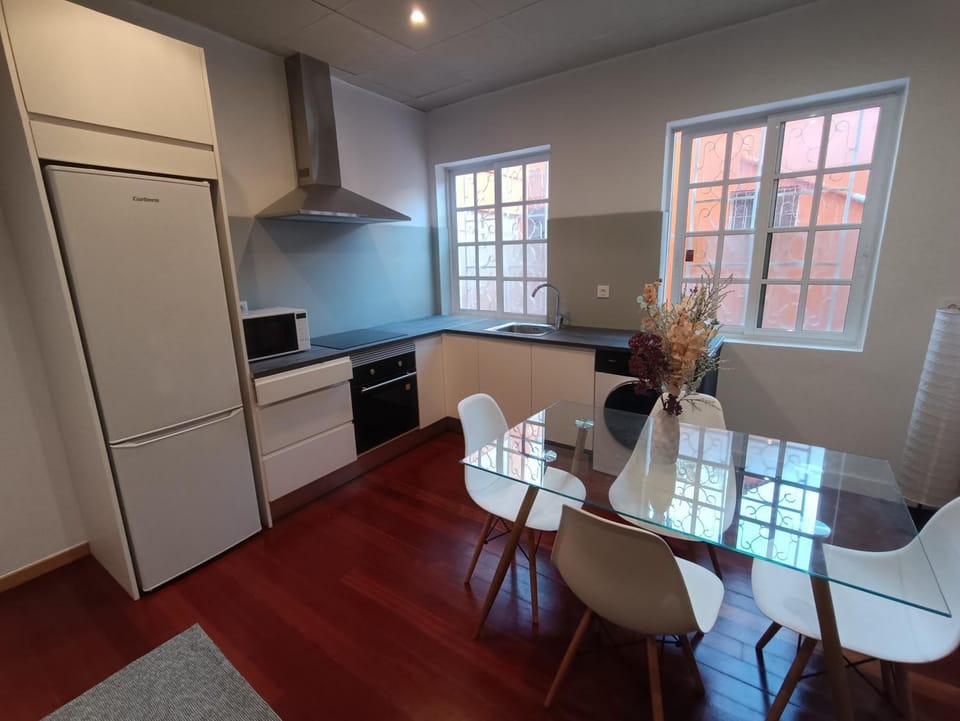 Kitchen or kitchenette, Dining area, oven, stove