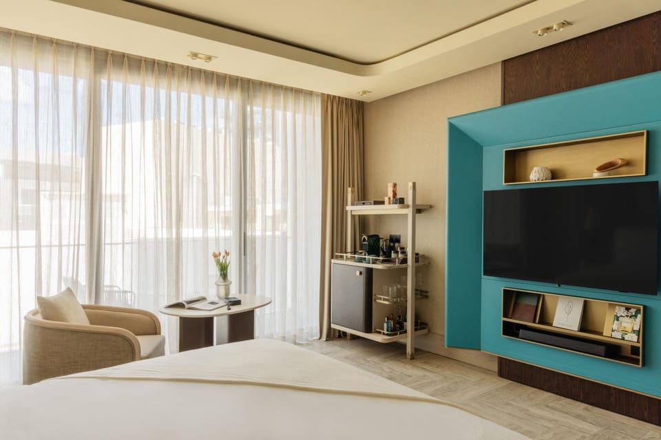 Bed, TV and multimedia, Coffee/tea facilities, View (from property/room), Balcony/Terrace, Bedroom, Drinks
