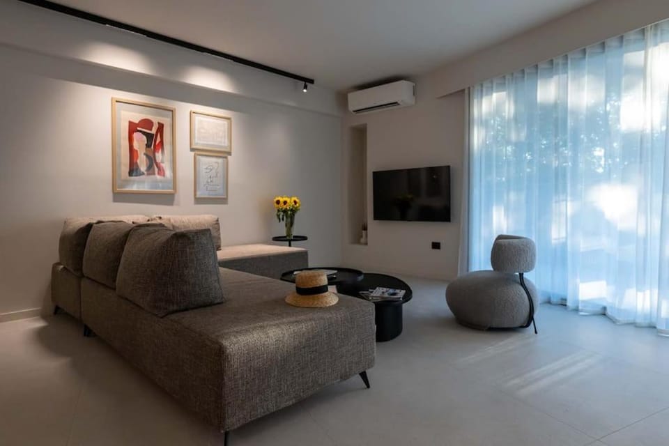 TV and multimedia, Living room, Seating area, Evening entertainment, air conditioner
