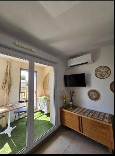 Living room, Photo of the whole room, air conditioner