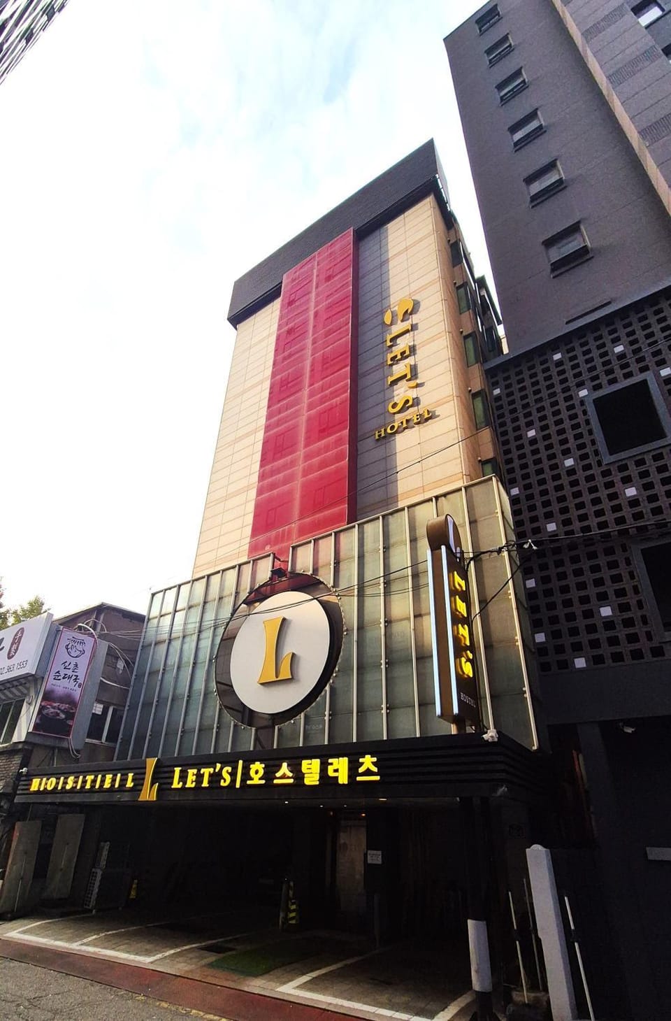 Facade/entrance