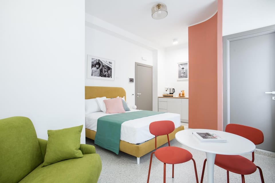 Bed, Photo of the whole room, Seating area, Bedroom
