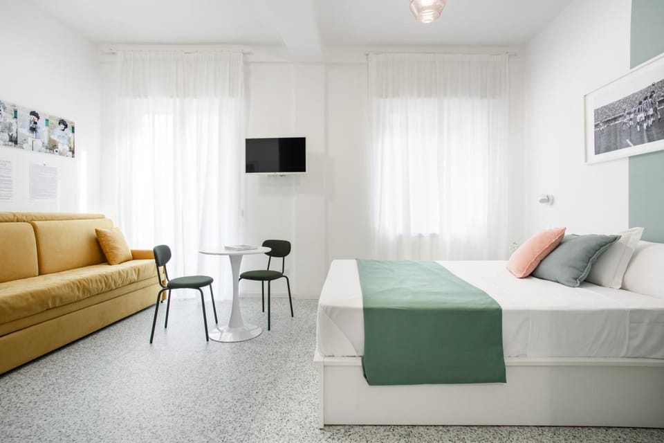 Bed, Photo of the whole room, Seating area