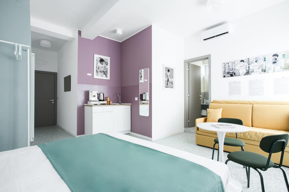 Bed, Living room, Photo of the whole room, Seating area, Bedroom, air conditioner