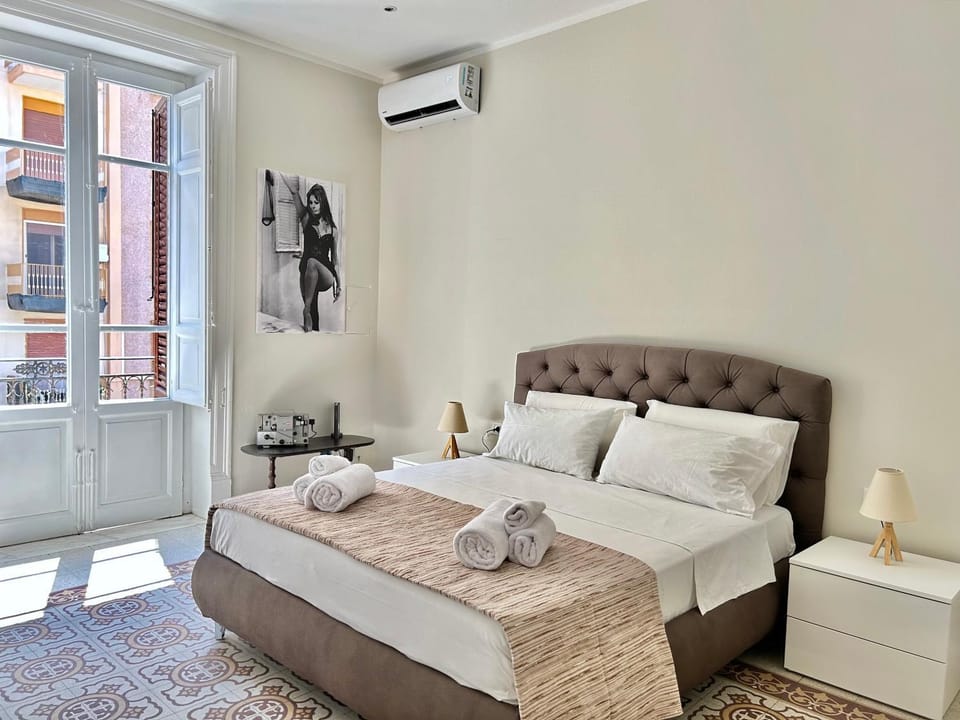 Bed, Balcony/Terrace, Photo of the whole room, Bedroom, towels, air conditioner