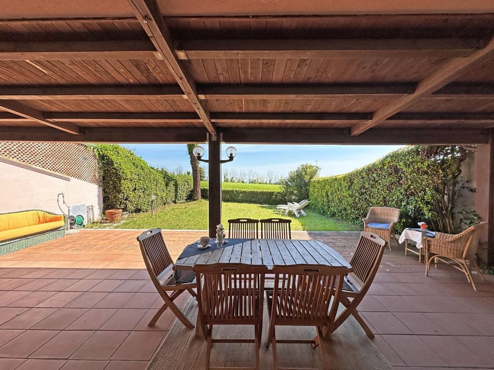 Patio, Day, Natural landscape, Garden, View (from property/room), Living room, Dining area