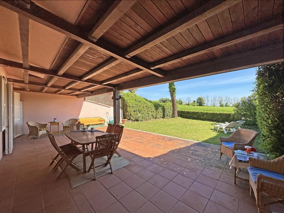 Patio, Day, Garden, Living room, Seating area, Dining area, Garden view