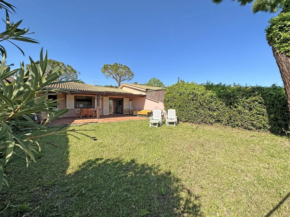 Property building, Day, Natural landscape, Garden, Garden, Garden view