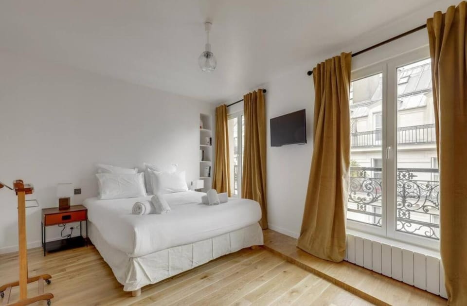 Bed, TV and multimedia, View (from property/room), Photo of the whole room, Bedroom, towels