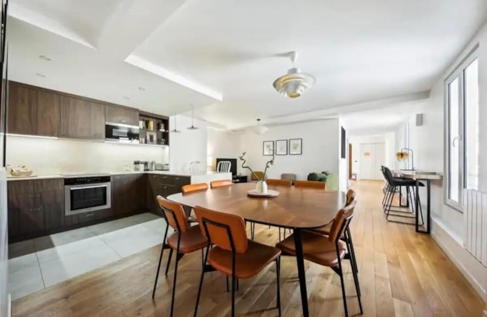 TV and multimedia, Kitchen or kitchenette, Living room, Dining area, microwave, oven