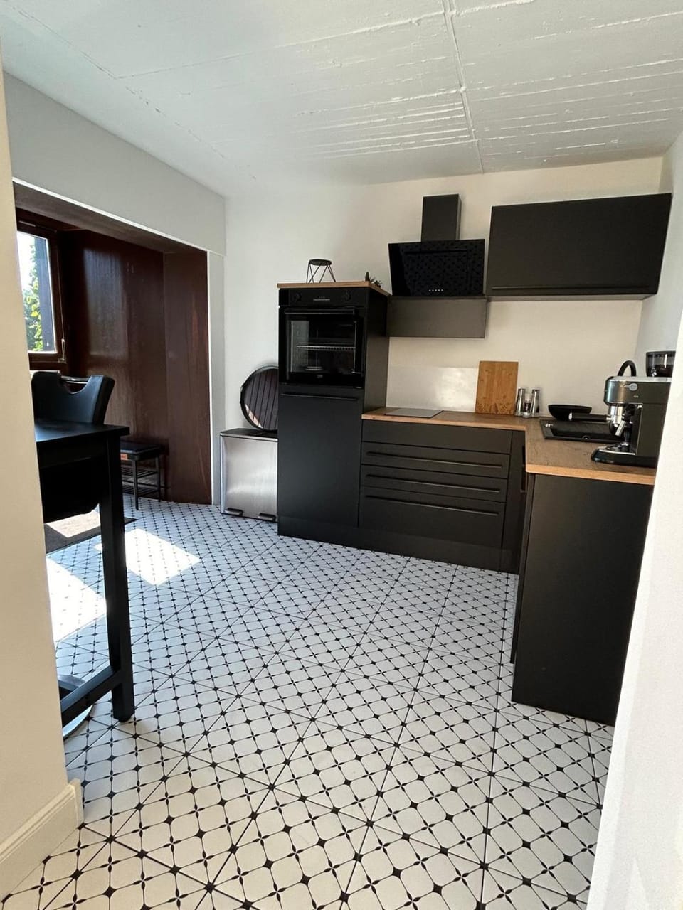 Kitchen or kitchenette, oven, stove