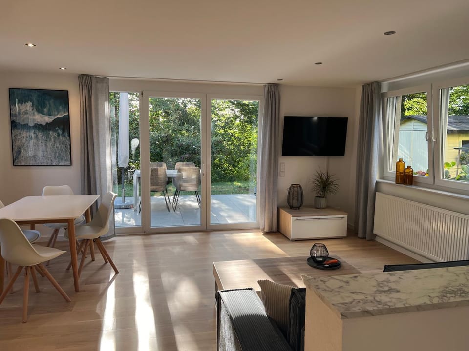 TV and multimedia, Living room, Seating area, Dining area