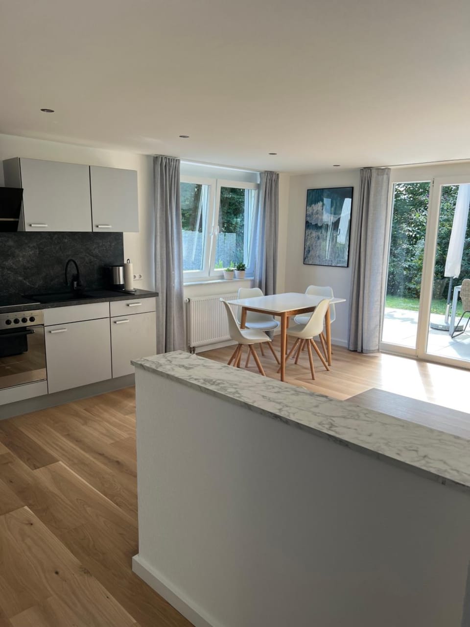 Kitchen or kitchenette, Dining area